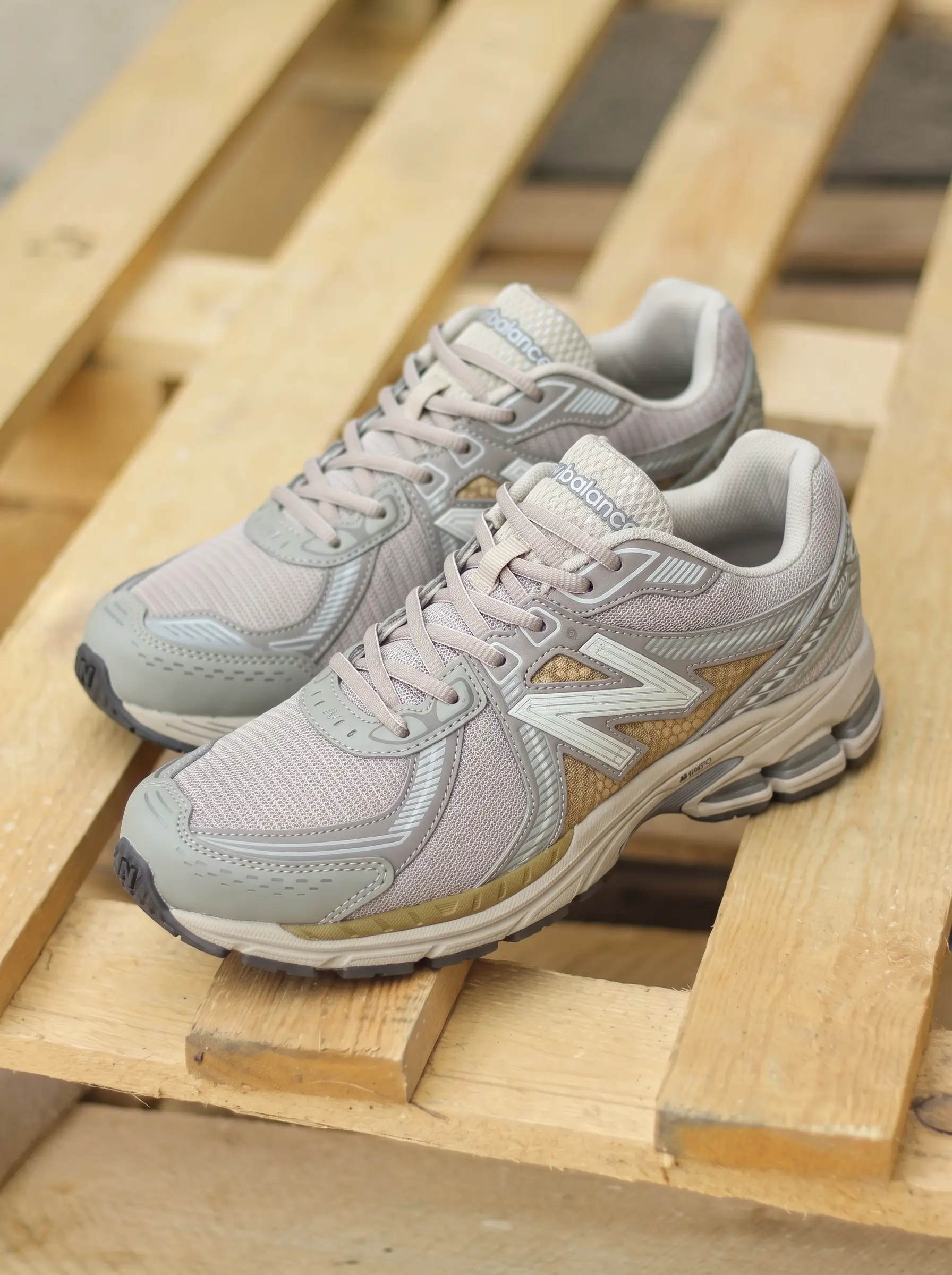 New Balance 860